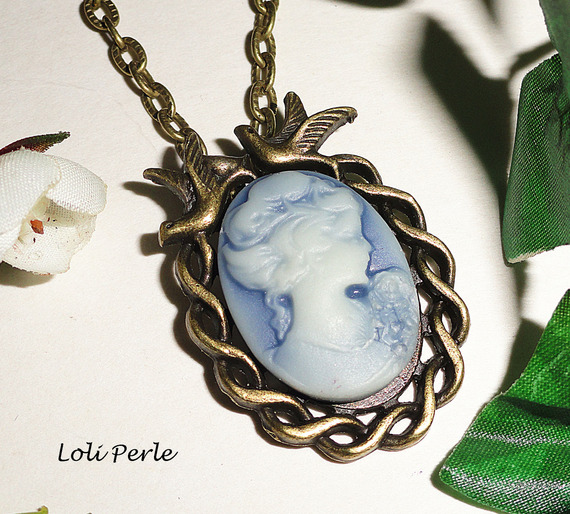 Pingente camafeu azul com pássaros em metal bronze sobre corrente