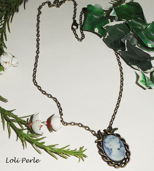 Pingente camafeu azul com pássaros em metal bronze sobre corrente
