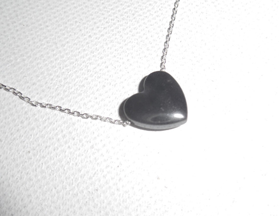 Pendente coração hematite sobre corrente de prata 925