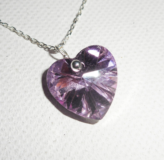 Pingente de coração roxo em cristal Swarovski sobre corrente de prata 925