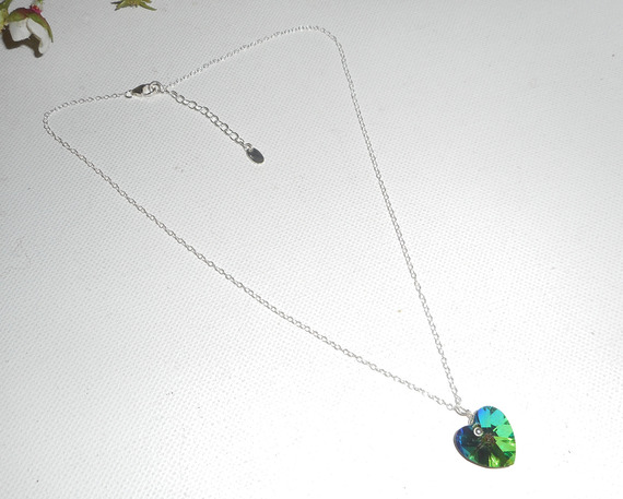 Pingente de coração de cristal Swarovski verde sobre corrente de prata 925