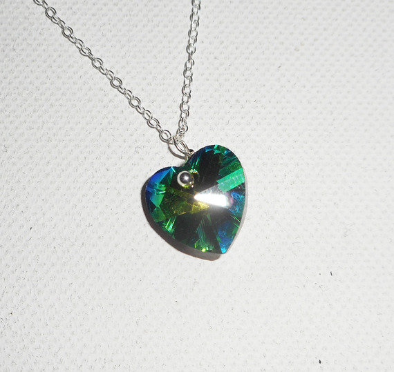 Pingente de coração de cristal Swarovski verde sobre corrente de prata 925