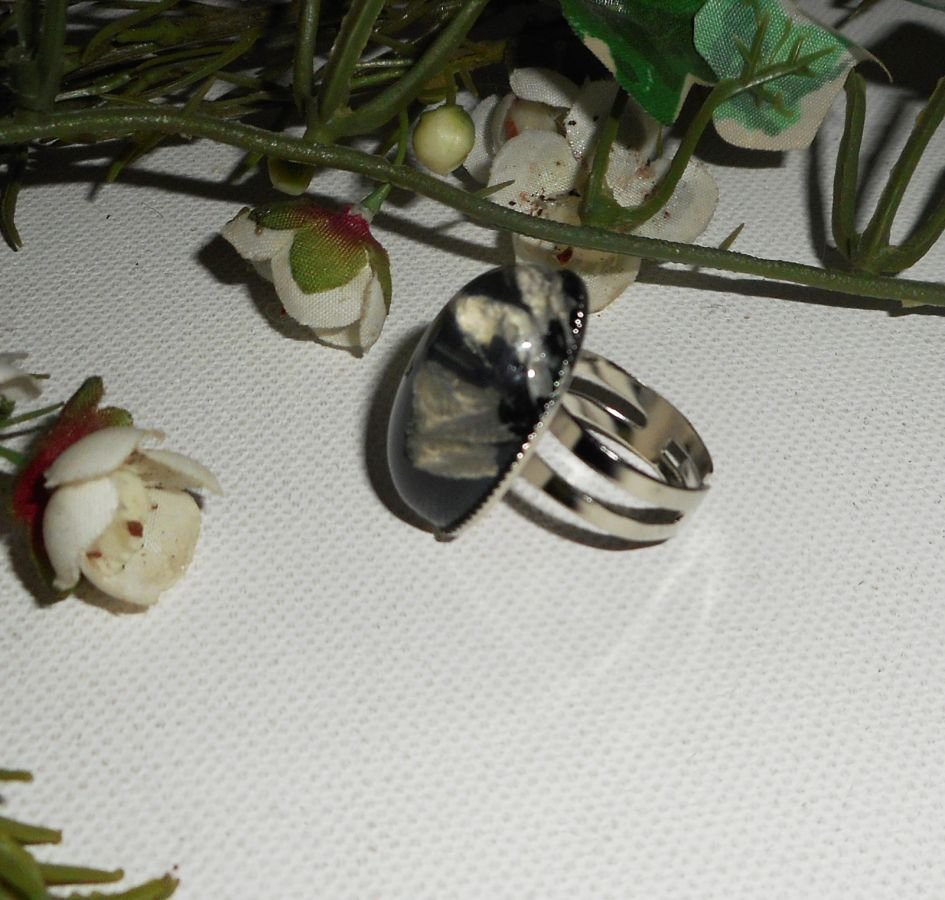 Anel de cabochon com cúpula de vidro preto bege