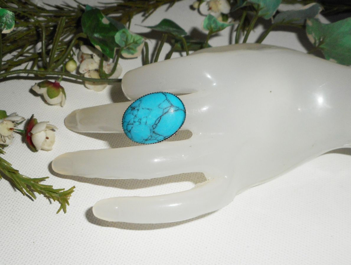 Anel de cabochon com pedra turquenite oval