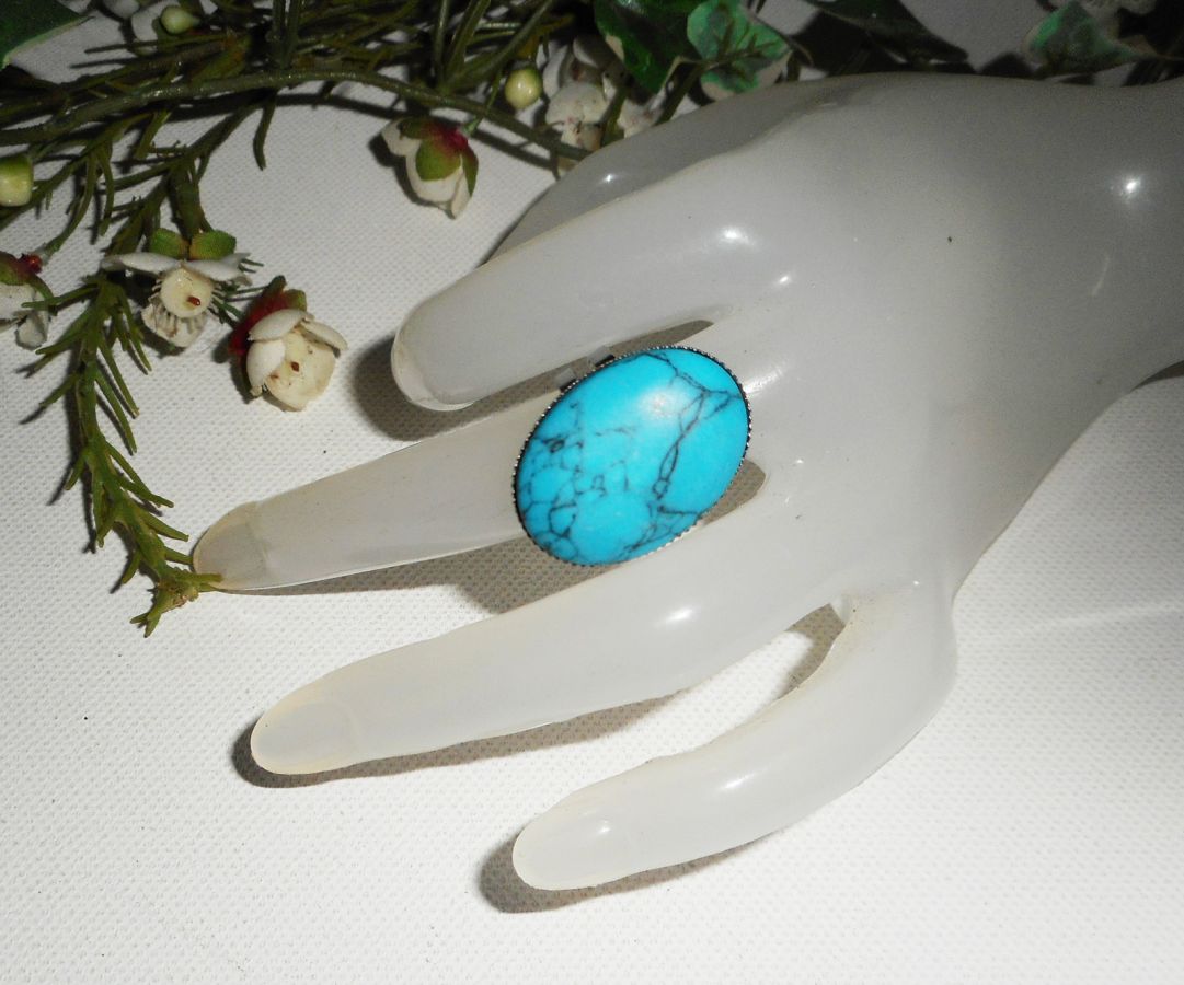 Anel de cabochon com pedra turquenite oval