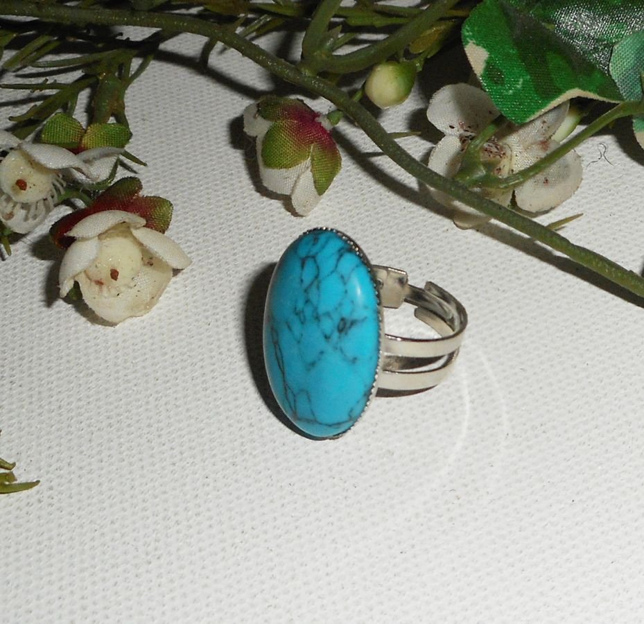 Anel de cabochon com pedra turquenite oval