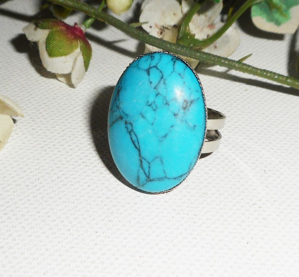 Anel de cabochon com pedra turquenite oval