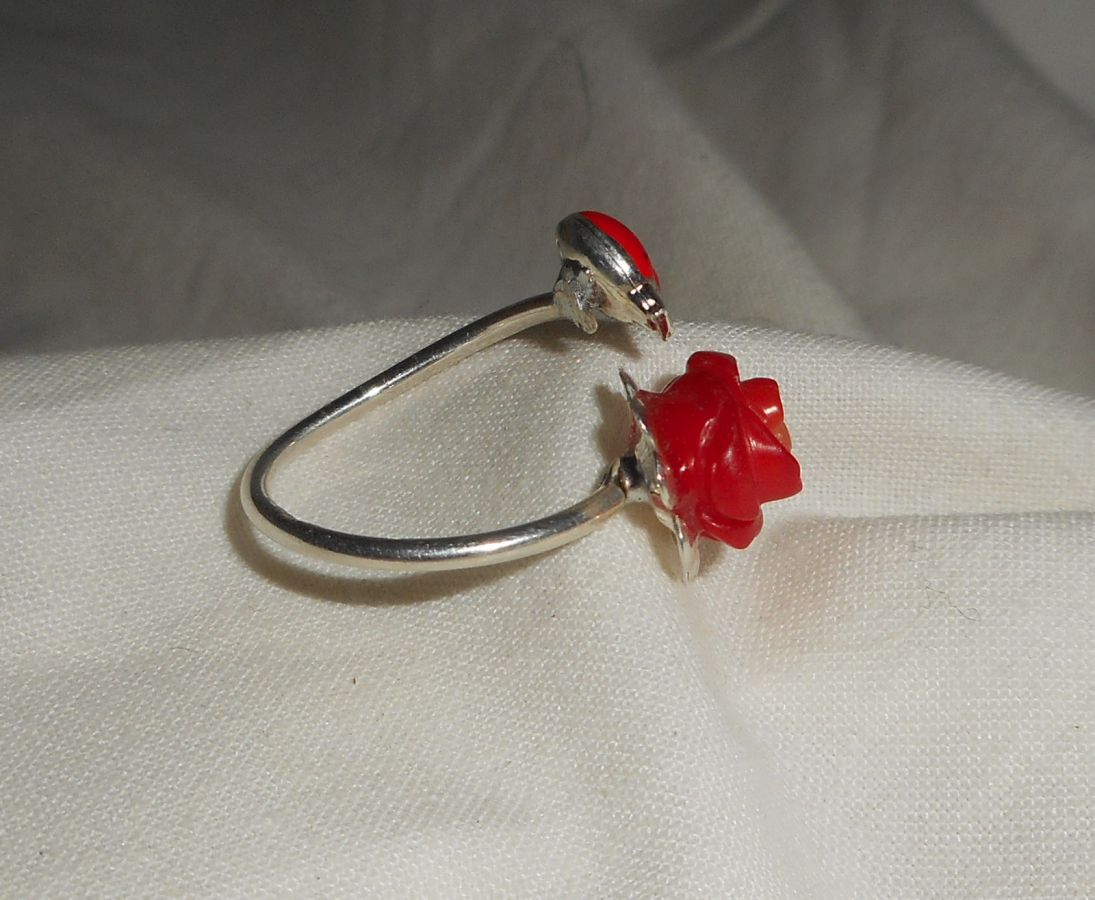 Anel original de prata 925 com rosa coral e joaninha de esmalte vermelho