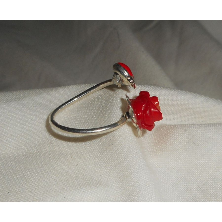 Anel original de prata 925 com rosa coral e joaninha de esmalte vermelho