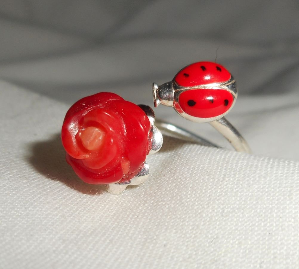 Anel original de prata 925 com rosa coral e joaninha de esmalte vermelho