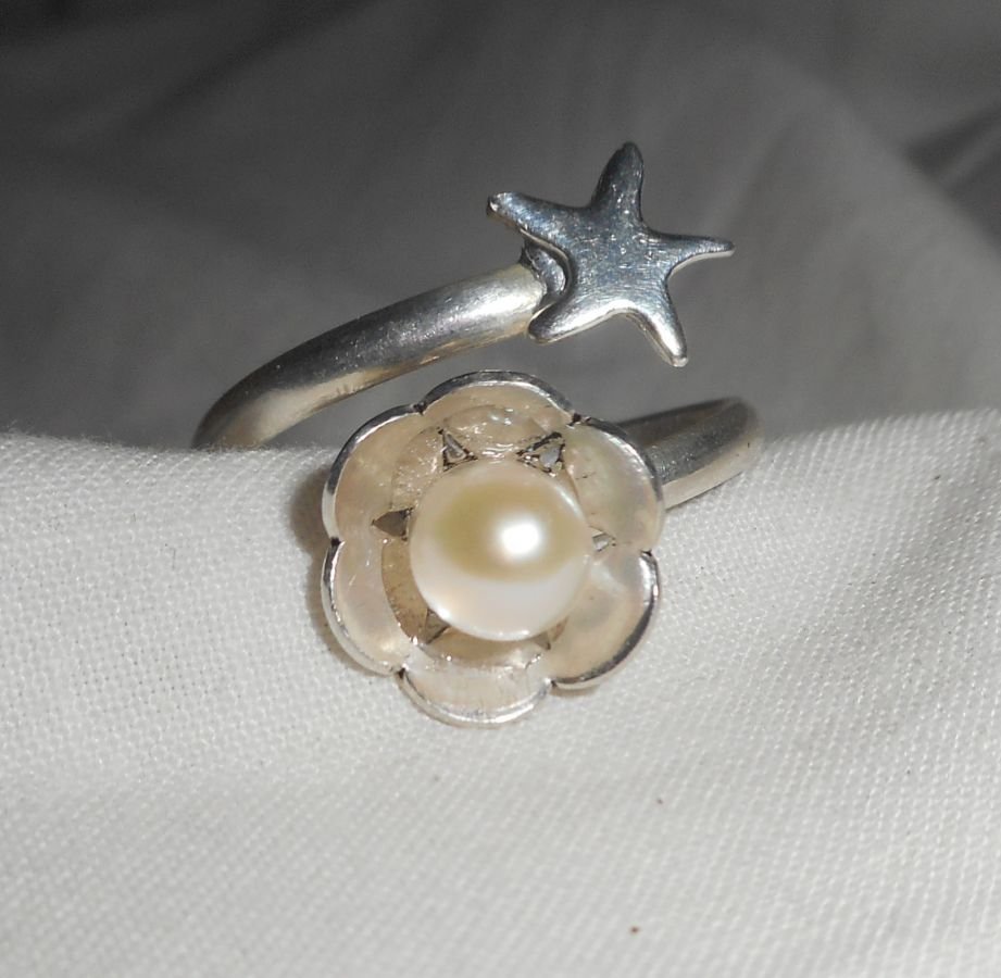 Anel original de prata 925 com pérolas e estrelas do mar cultivadas
