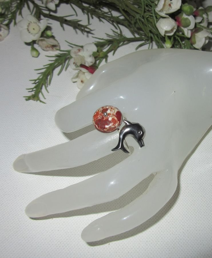 Anel original de prata 925 com pedra jaspe e golfinho