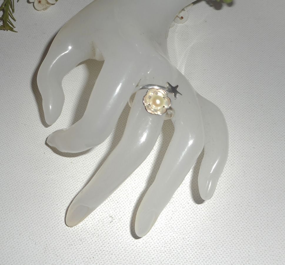 Anel original de prata 925 com pérolas e estrelas do mar cultivadas