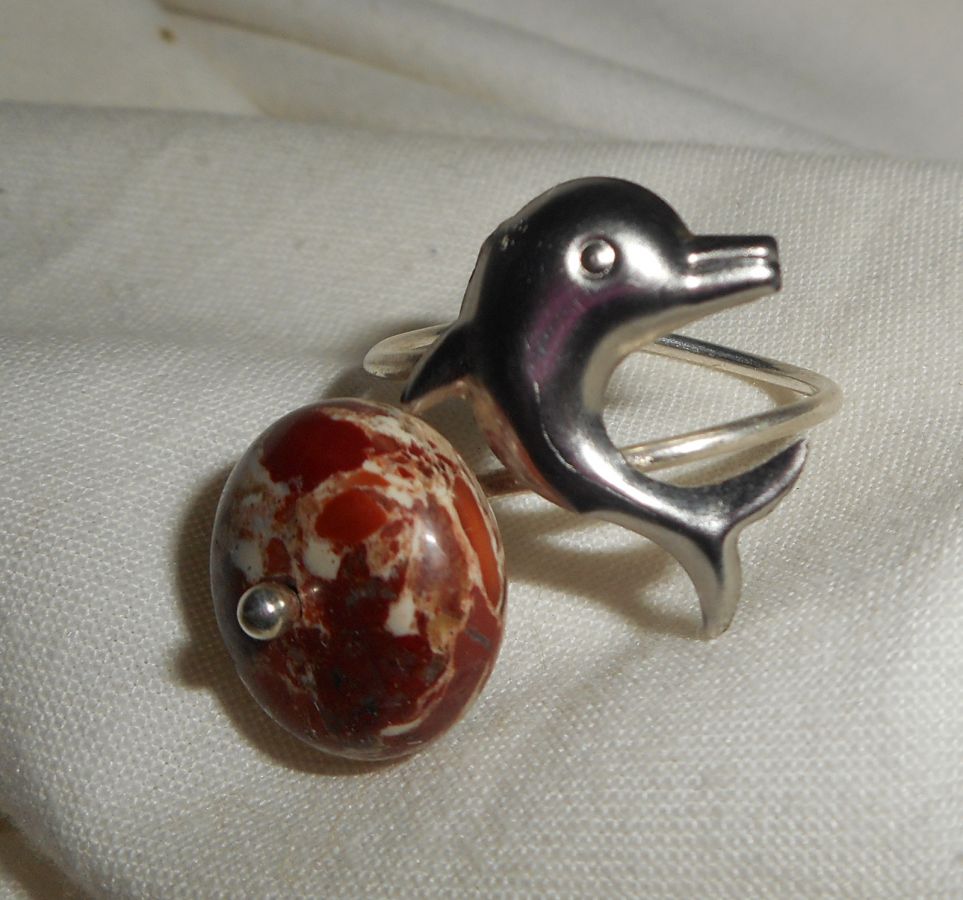 Anel original de prata 925 com pedra jaspe e golfinho