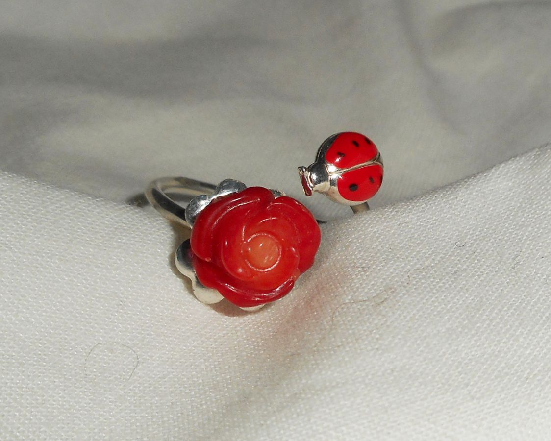 Anel original de prata 925 com rosa coral e joaninha de esmalte vermelho