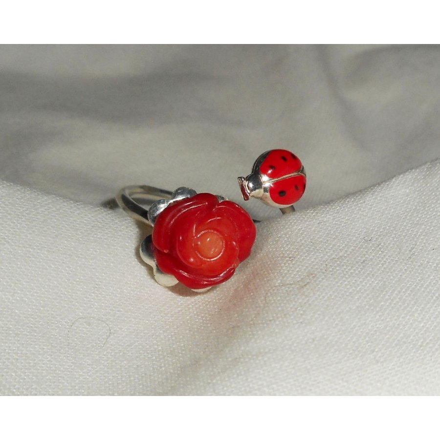 Anel original de prata 925 com rosa coral e joaninha de esmalte vermelho