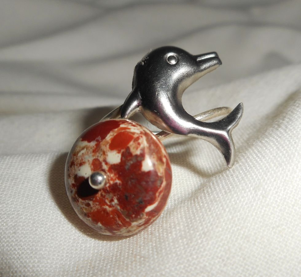 Anel original de prata 925 com pedra jaspe e golfinho