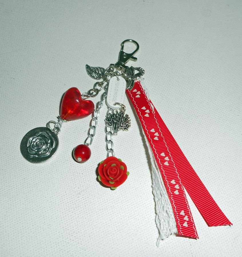 Saco/anela-chave coração de vidro vermelho com renda e fitas