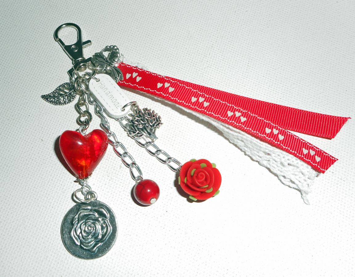 Saco/anela-chave coração de vidro vermelho com renda e fitas