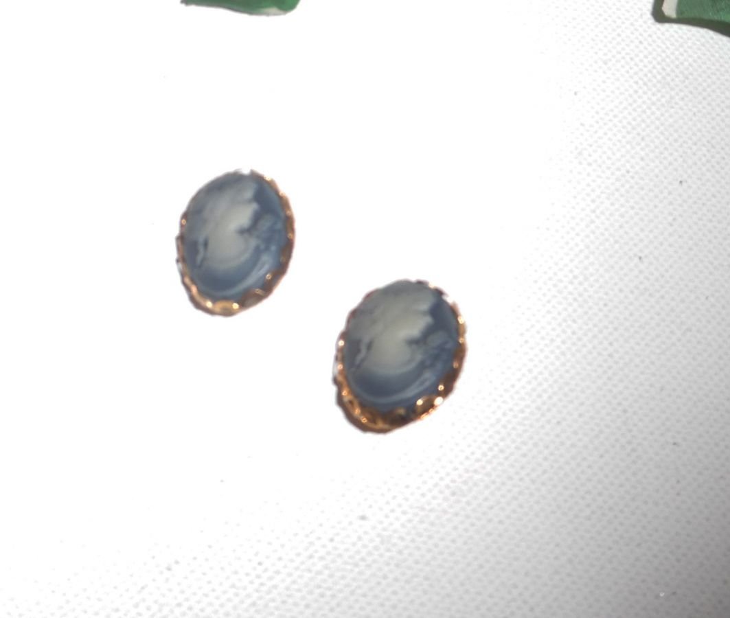Brincos de camafeu azul em clipes