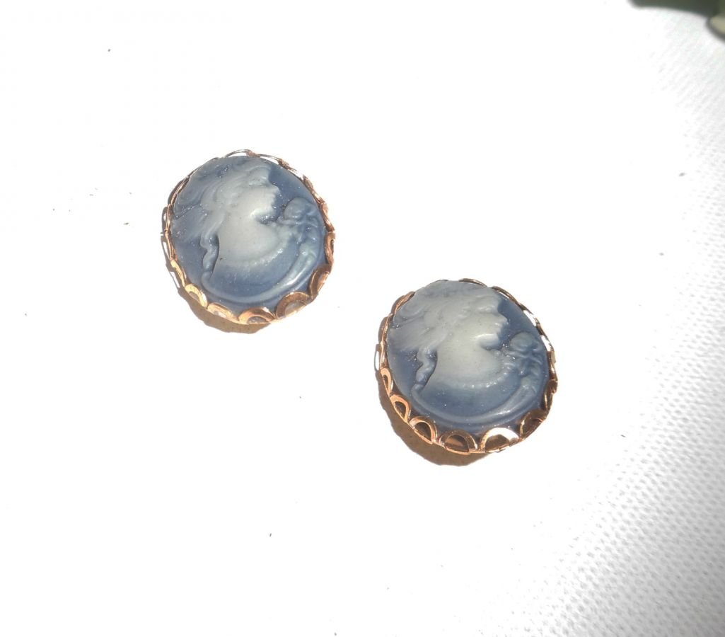 Brincos de camafeu azul em clipes
