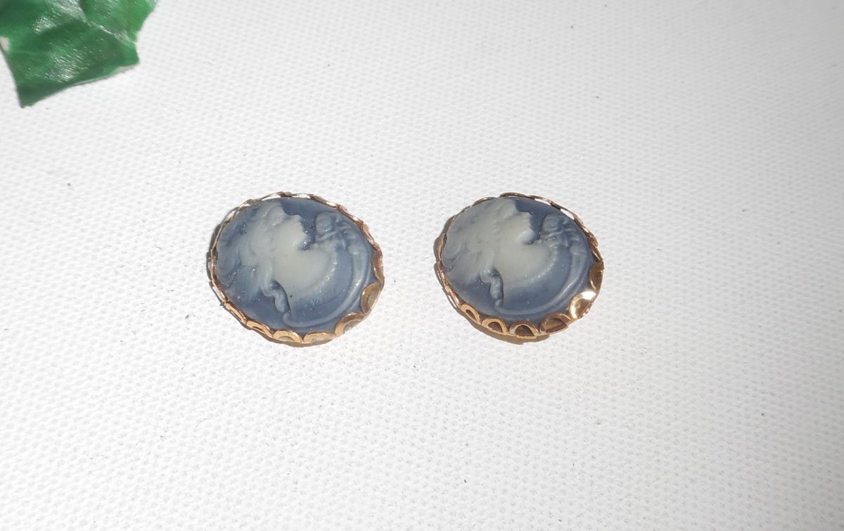 Brincos de camafeu azul em clipes