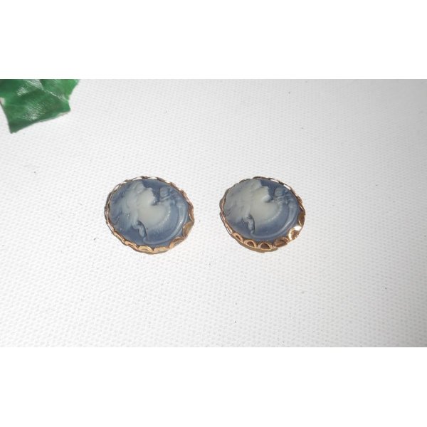 Brincos de camafeu azul em clipes