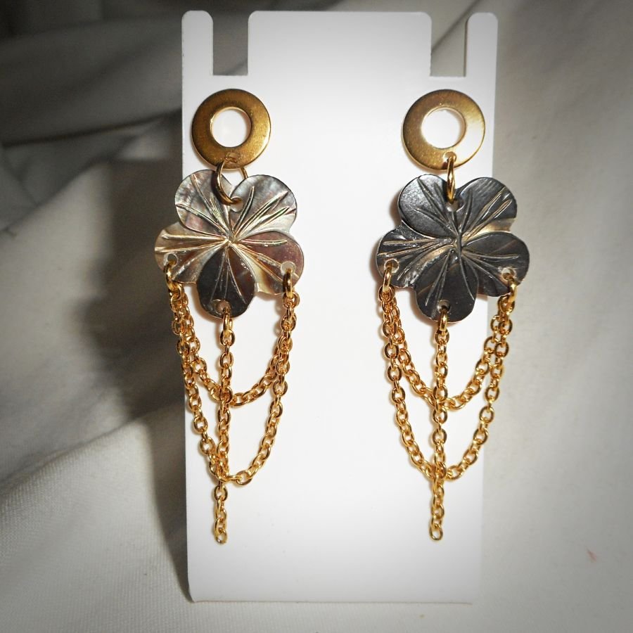 Brincos de flor de madrepérola com corrente dourada
