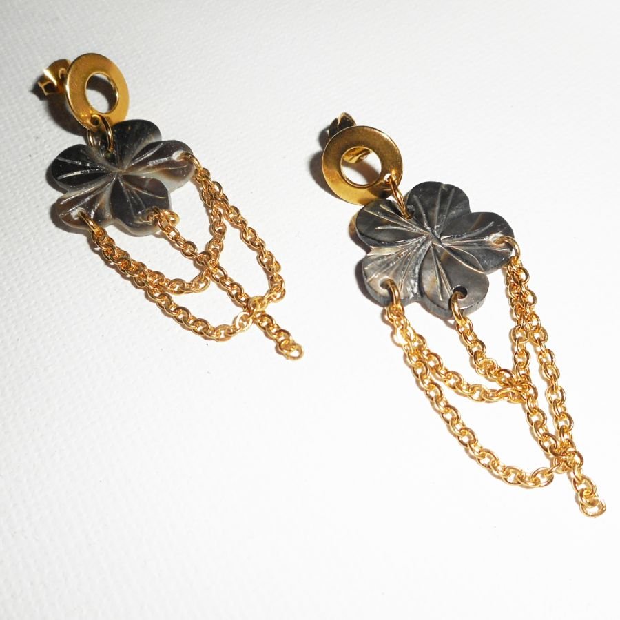 Brincos de flor de madrepérola com corrente dourada