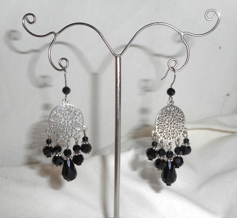 Brincos de contas de cristal preto com conectores florais
