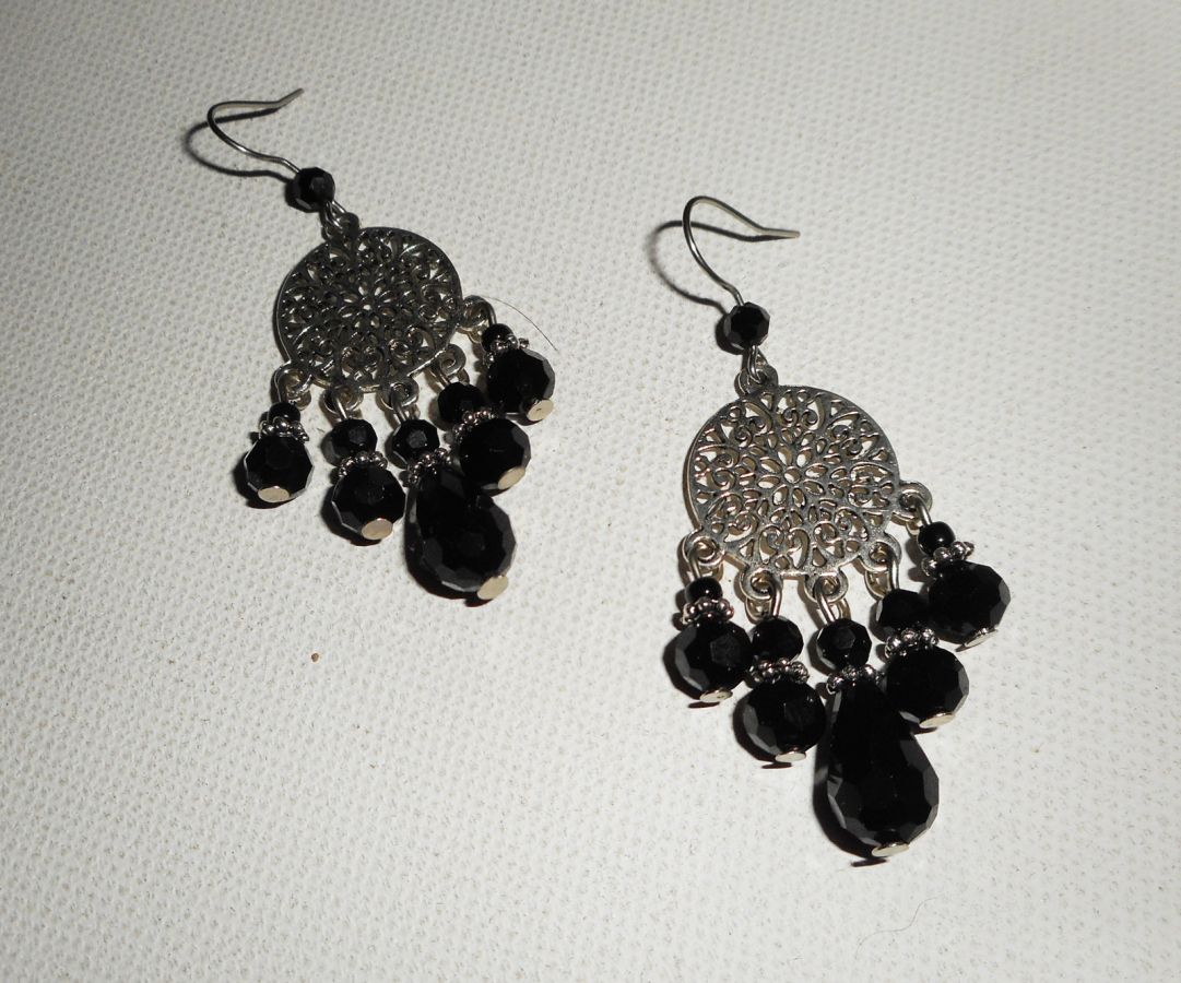 Brincos de contas de cristal preto com conectores florais
