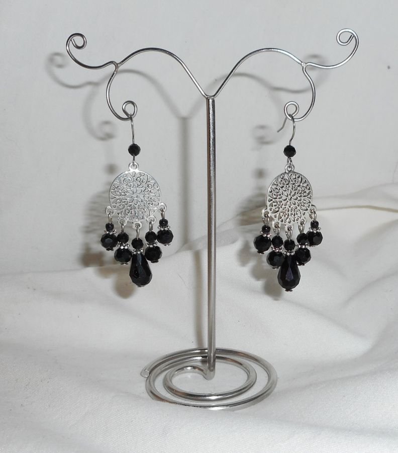 Brincos de contas de cristal preto com conectores florais
