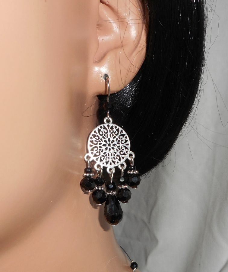 Brincos de contas de cristal preto com conectores florais