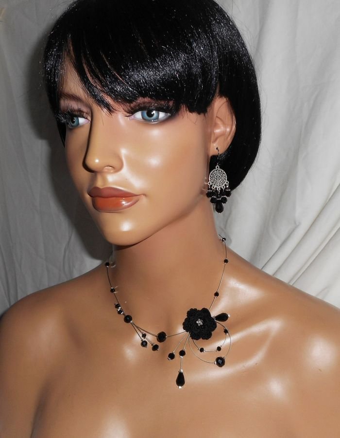 Brincos de contas de cristal preto com conectores florais