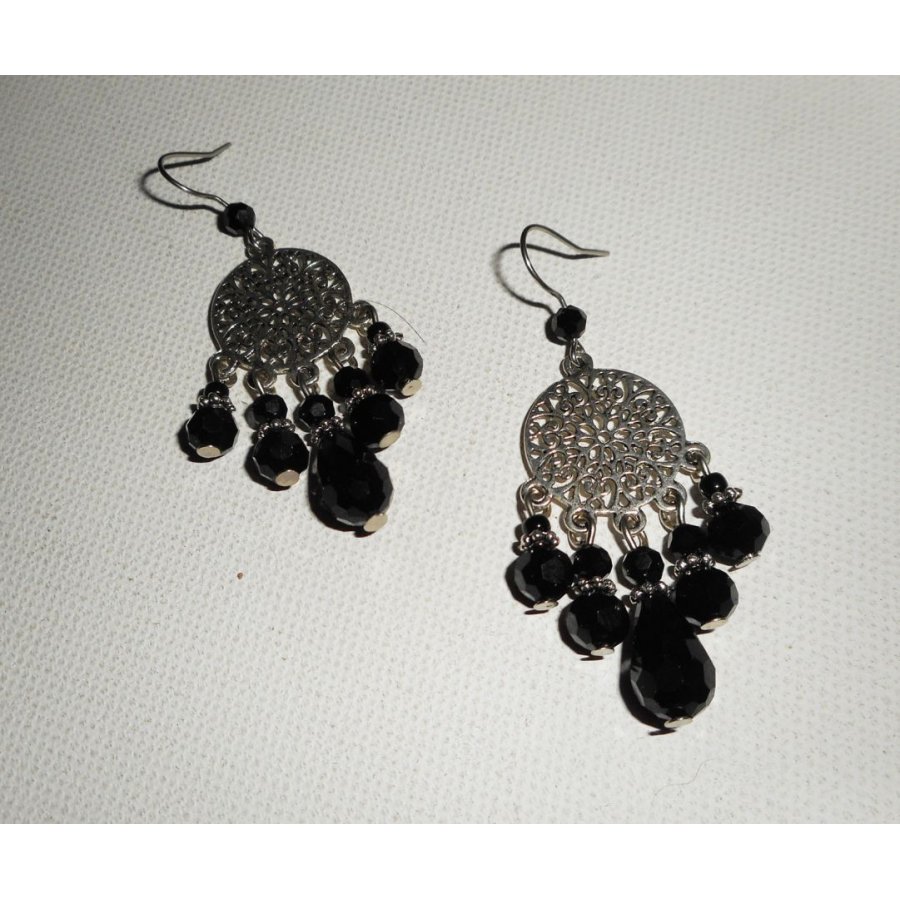 Brincos de contas de cristal preto com conectores florais