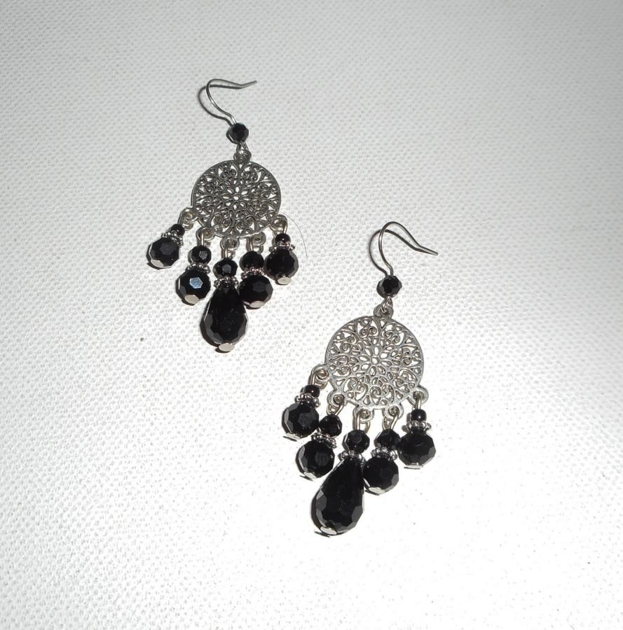 Brincos de contas de cristal preto com conectores florais