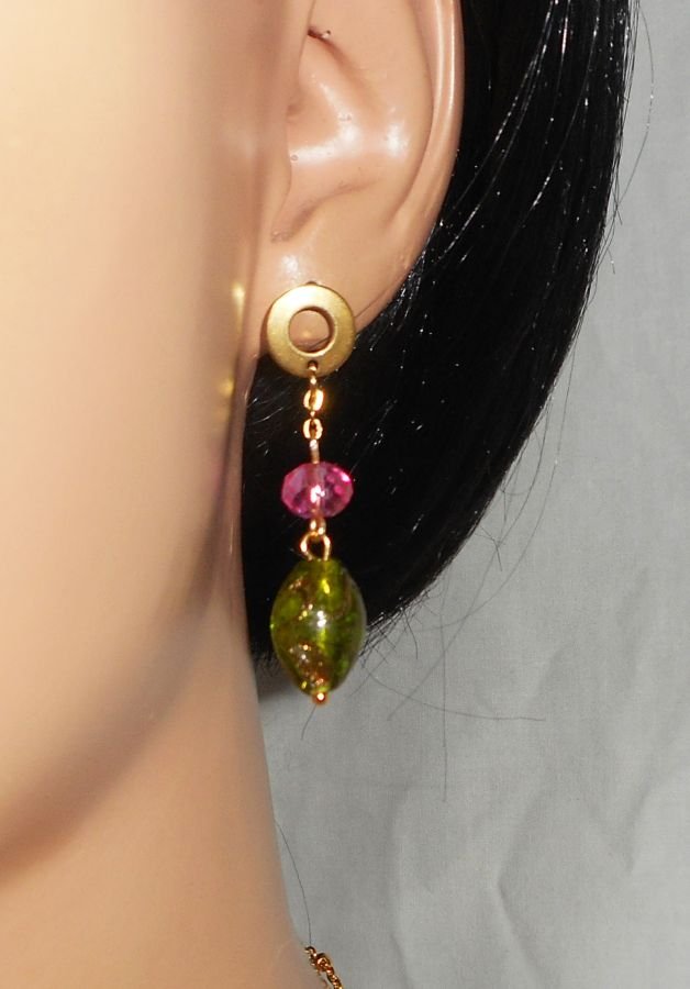 Brincos de vidro verde e rosa e de cristal