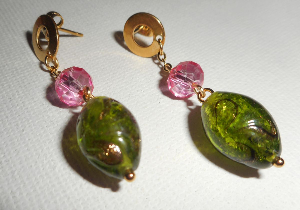 Brincos de vidro verde e rosa e de cristal