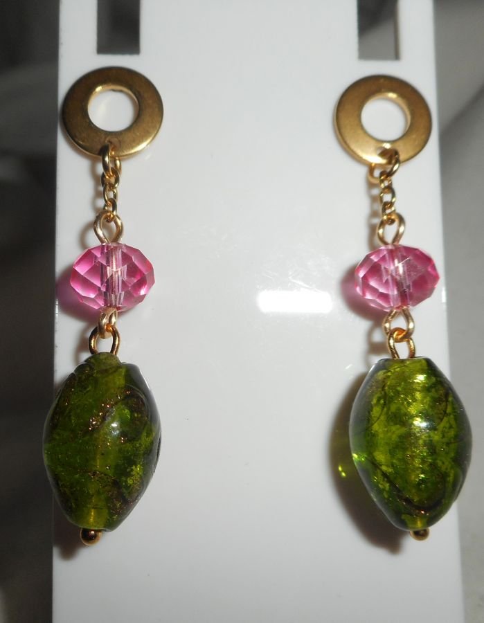 Brincos de vidro verde e rosa e de cristal