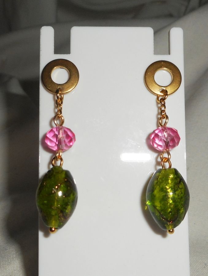 Brincos de vidro verde e rosa e de cristal