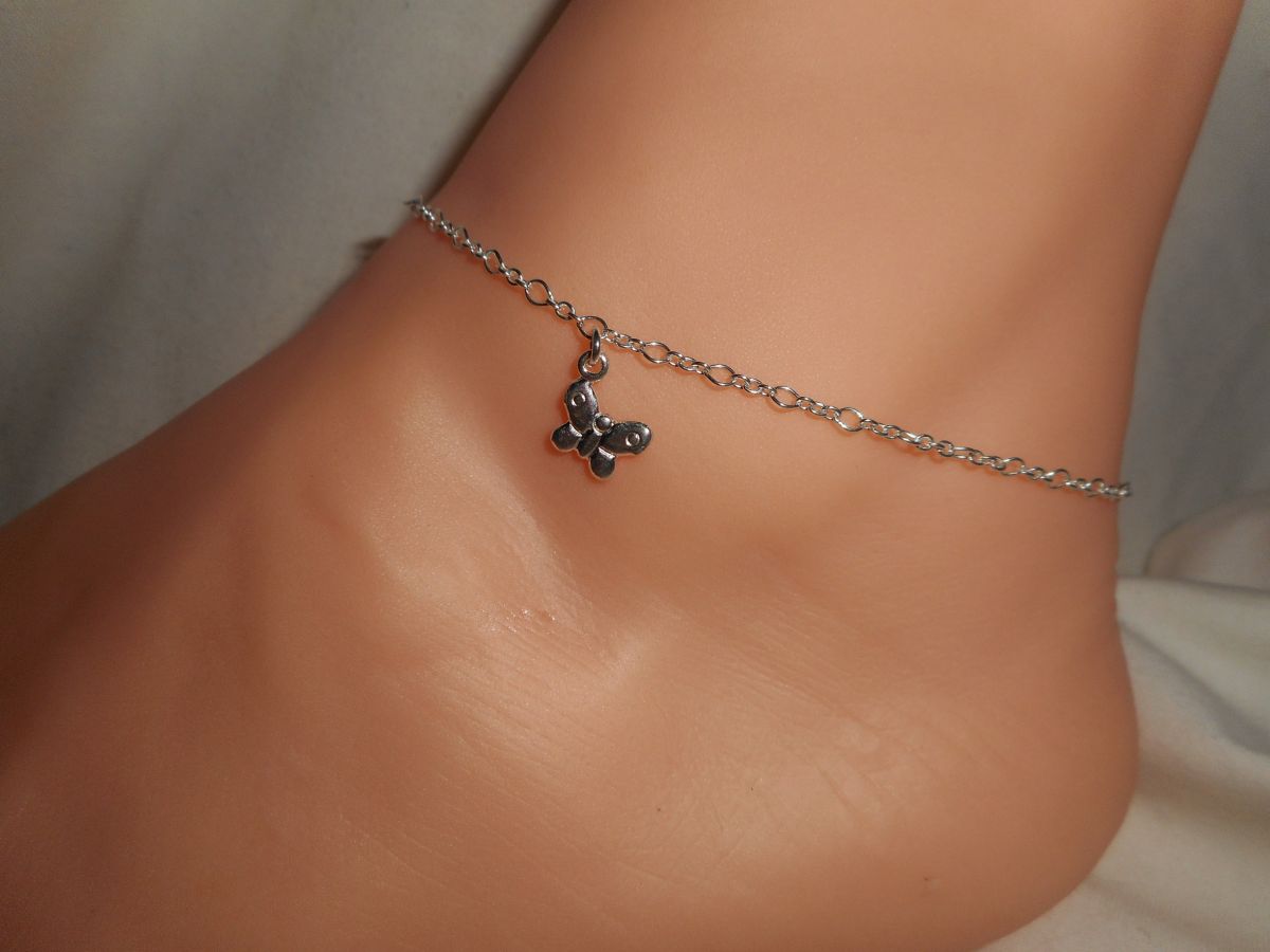 Pulseira de tornozelo com borboleta sobre corrente de prata 925
