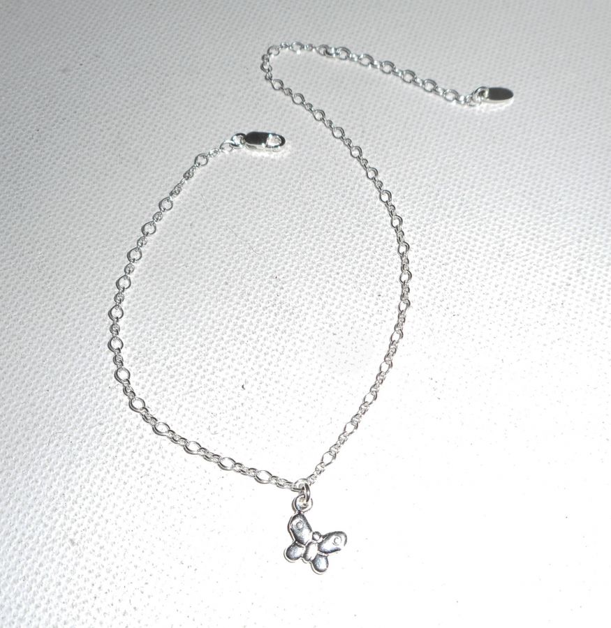Pulseira de tornozelo com borboleta sobre corrente de prata 925