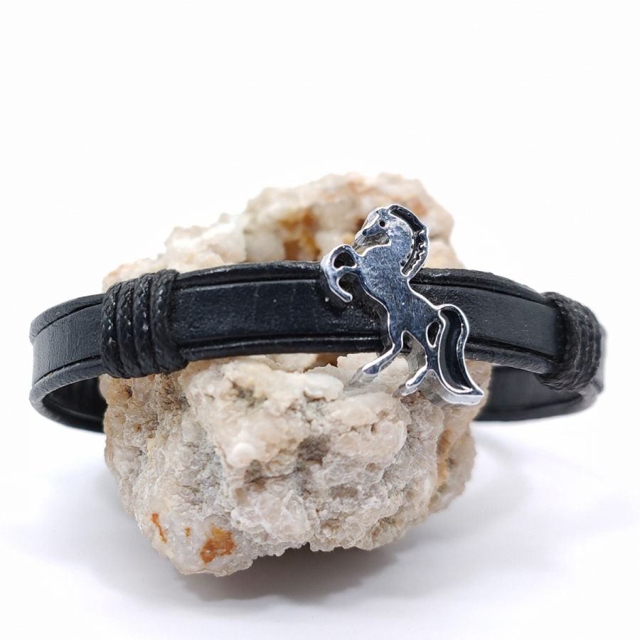 Pulseira de cavalo sobre cordão de couro 