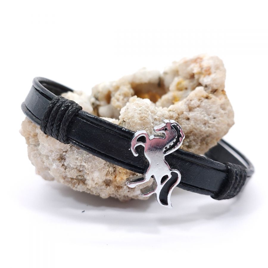 Pulseira de cavalo sobre cordão de couro 