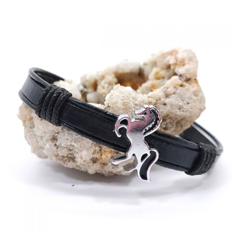 Pulseira de cavalo sobre cordão de couro 