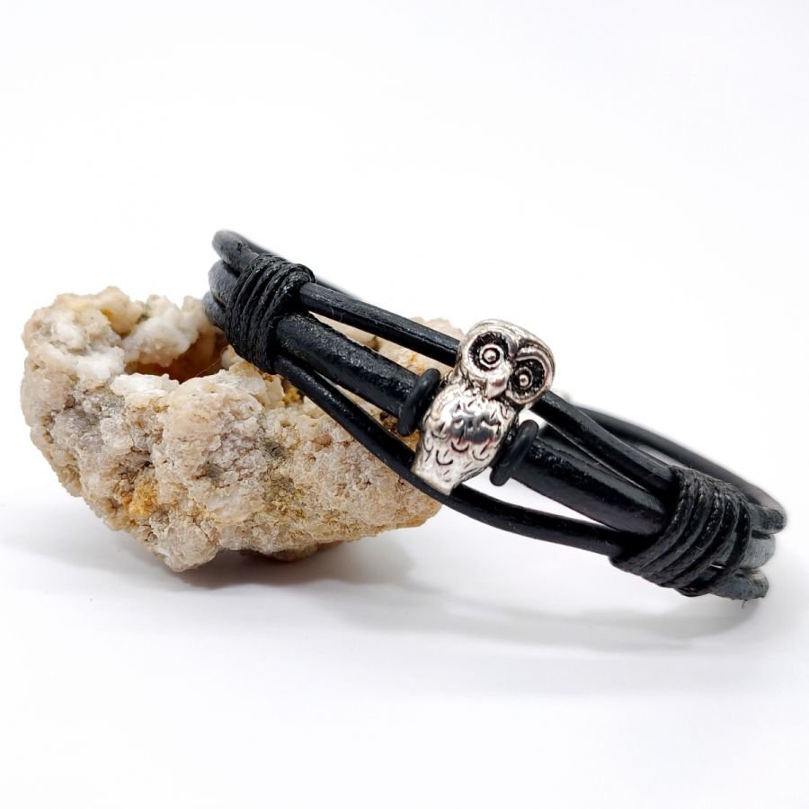 Pulseira de coruja em cordão de couro preto