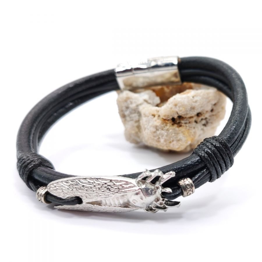 Pulseira Cicada sobre cordão de couro preto