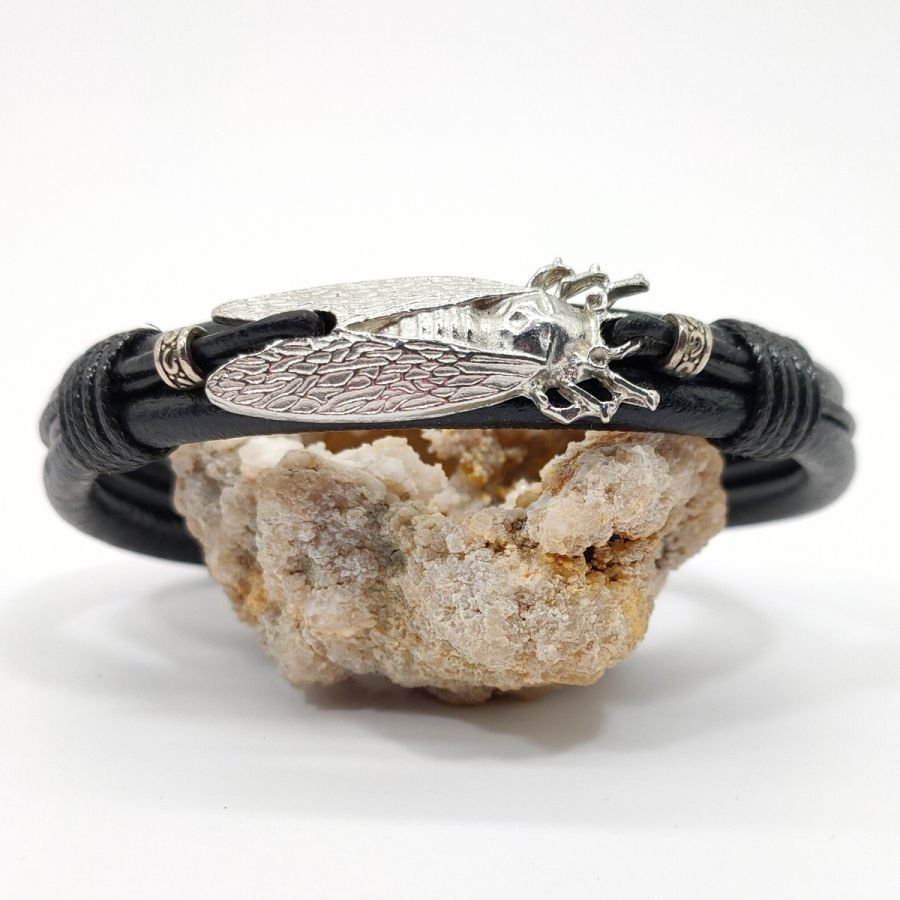Pulseira Cicada sobre cordão de couro preto