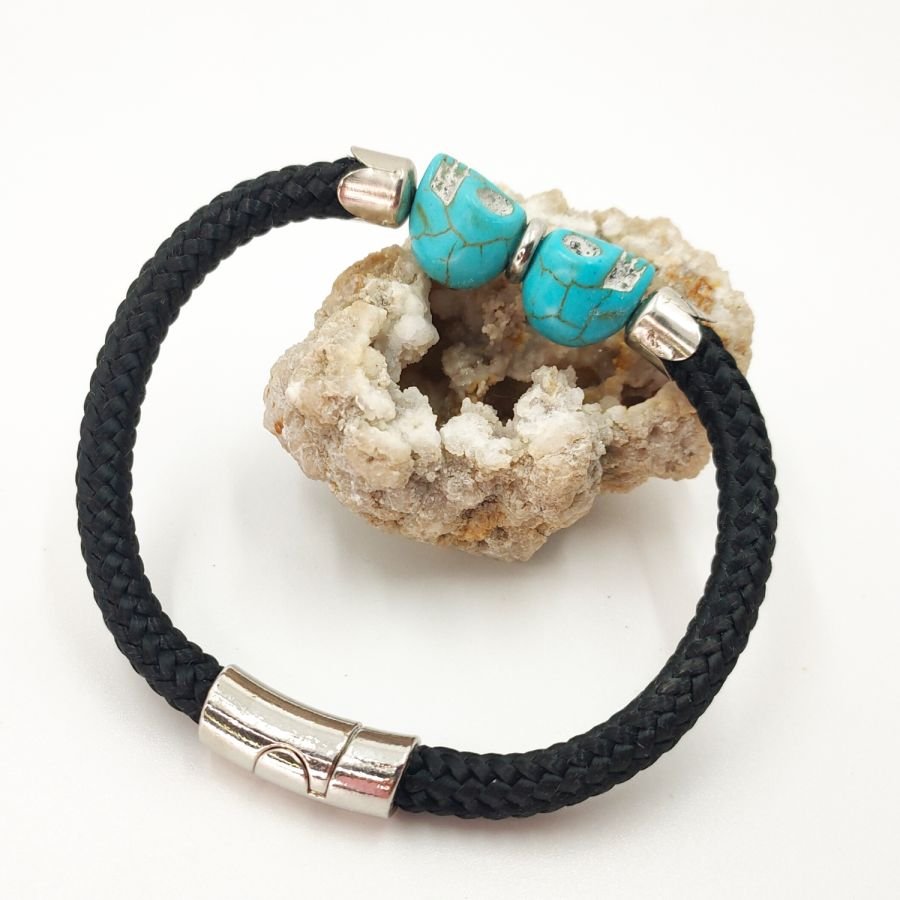 Pulseira de corda preta com crânio duplo em pedras azuis