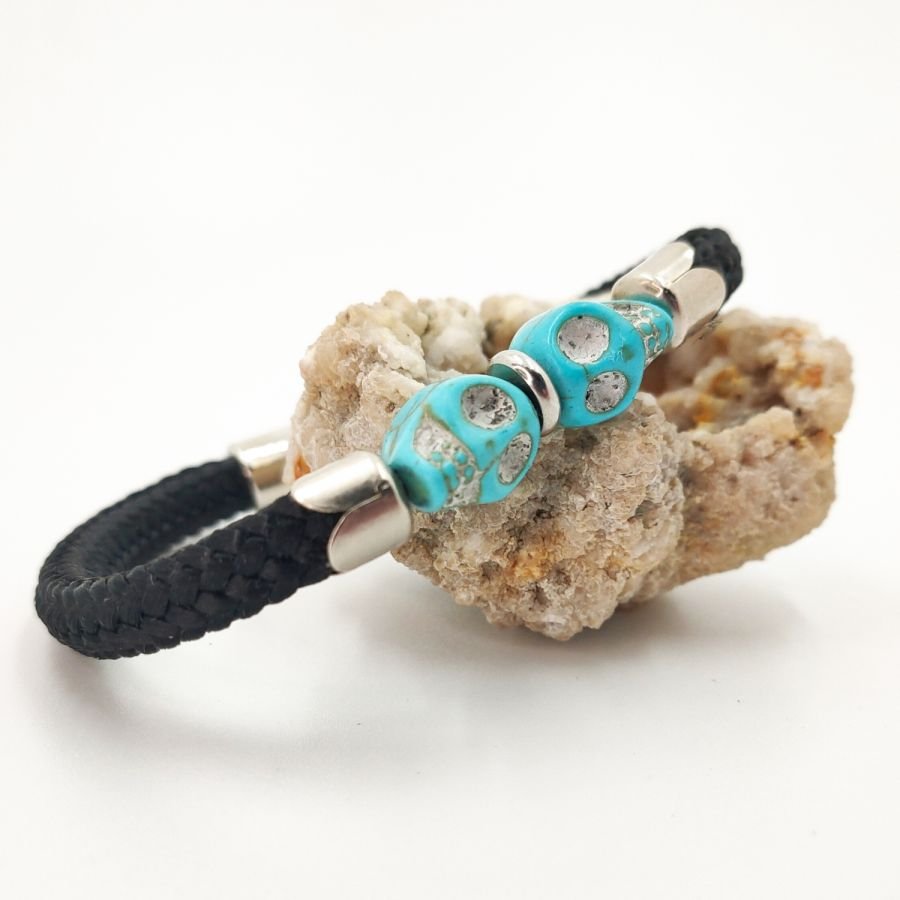 Pulseira de corda preta com crânio duplo em pedras azuis